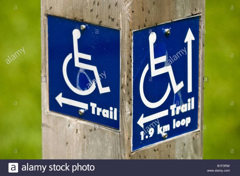 a-wooden-post-gives-directions-as-to-where-wheelchair-accessible-paths-B1F3RW.jpg